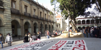 Normalistas y S. 22 sitian palacio de Gobierno en primera mesa de negociación