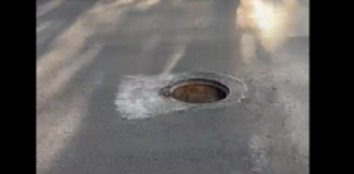 Riesgo latente por alcantarilla en Símbolos Patrios