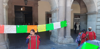 Triquis reinstalan protesta en Palacio de Gobierno