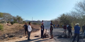 Con bloqueo, pobladores de Huamelula denuncian despojo de tierras