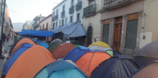 Normalistas mantienen plantón, rechazan mesa de diálogo