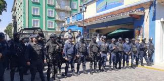 Por protestas, policías acordonan palacio de Gobierno