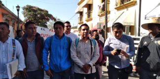Maestros de educación Física bloquean vialidades
