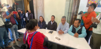 Pese a diálogo, Triquis mantendrán protestan frente a Palacio de Gobierno