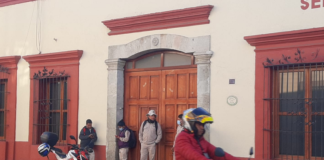 Protestan trabajadores de salud en oficinas de JP García