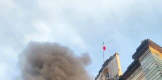 Vandalizan normalistas Palacio de Gobierno por detención de un compañero.