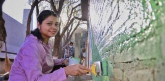 Con trabajo comunitario limpian el Monumento a Juárez