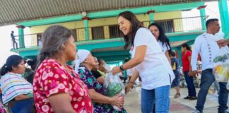 Regresa Irma Bolaños a entregar dotaciones alimentarias a la población de la Sierra Juárez