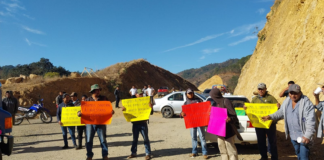 Por segundo día, Coatlán bloquea autopista Barranca Larga