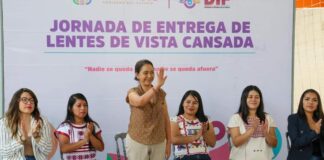 Más de medio millar de personas reciben lentes de vista cansada por parte del DIF Oaxaca