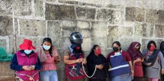 Desalojan a ambulantes del Parque San Francisco, comerciantes se encadenan