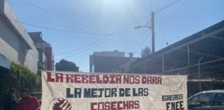 Con toma de camiones, normalistas insisten en plazas