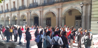 Normalistas de Tamazulapam marchan para entregar pliego de demandas