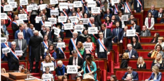 Sobrevive Macron a moción de censura contra reforma de pensiones