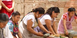 Cocineras tradicionales de Valles Centrales cautivan paladar de propios y visitantes