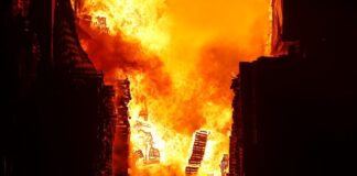 Se incendia zona de reciclaje de madera de la Central de Abasto