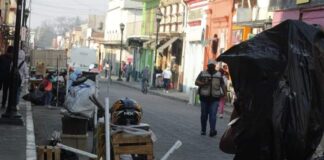 Comerciantes bloquean calles para exigir espacios