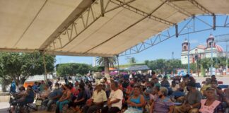 Personas adultas de Zimatlán beneficiadas con anteojos gratuitos