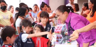 Con canje de juguetes bélicos por educativos celebran a la niñez de Tlacolula
