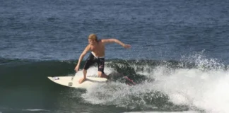 Surfistas en Oaxaca Aprovechan las Olas del Mar de Fondo