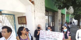 Trabajadores protestan en la DDHPO para exigir pagos justos