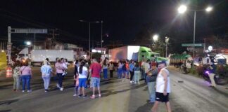 Con bloqueo, vecinos de Candiani piden reparación de semáforos