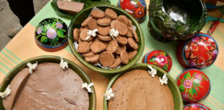 Tamales de mole, chichilo, amarillo, rajas, dulce y el tradicional tejate, manjares de Huayápam en la Guelaguetza