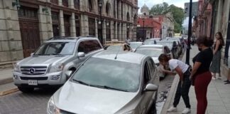 Daños materiales sufre automovilista por alcantarilla sin tapa en el centro histórico