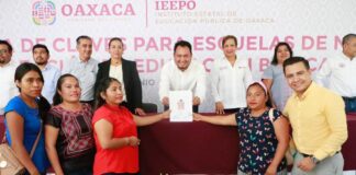Entrega IEEPO 32 claves a centros educativos de la entidad
