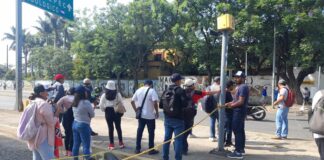 Con bloqueos y plantón, Telebachilleratos Comunitarios piden atención a sus demandas