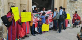 Mujeres triquis protestan una vez más en palacio Municipal, insisten en espacios