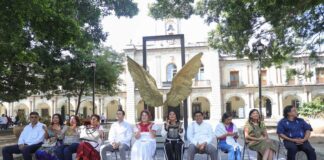 Devela Salomón Jara la escultura monumental Alas de México frente a Palacio de Gobierno