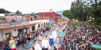 Jubiloso desfile de delegaciones anuncia la octava de la gran fiesta de Oaxaca, la Guelaguetza 2023