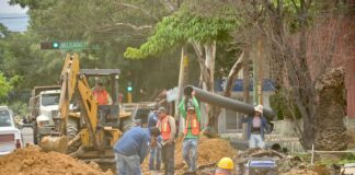 Rehabilita Soapa tubería de drenaje en calle principal de la capital oaxaqueña
