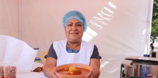 Tradición familiar y conocimiento ancestral distinguen al tianguis gastronómico que se realiza en el Paseo Juárez El Llano