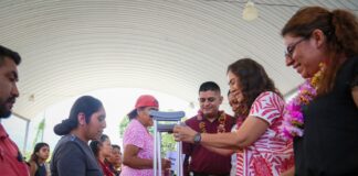 Entrega DIF Oaxaca dotaciones alimentarias y mochilas en la Sierra Sur