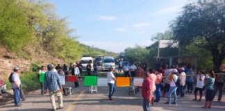 Padres de familia exigen restitución de directora en IEBO de San José del Chillar