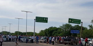 Taxistas bloquean Aeropuerto de Puerto Escondido