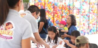 Disfrutan niñas y niños de juegos y recreación con Vera Niñez, en el Llano