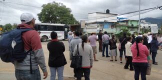 Pobladores de Atzompa instalan bloqueo para exigir obras