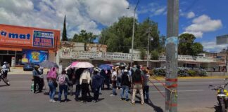 Con bloqueo, padres de familia exigen reconocimiento de comité en escuela de Etla