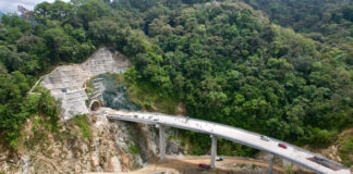 Supervisa Gobernador Salomón Jara avances del viaducto de San Vicente Coatlán