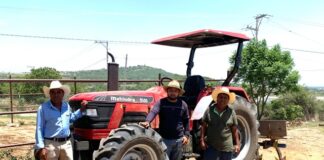 Compañía Minera Cuzcatlán entrega tractor a organización de productores agrícolas en San José del Progreso