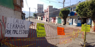 Vecinos del Rosario bloquean calle para exigir obra