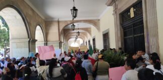 Padres de familia exigen cambio de plantilla docente para secundaria de Etla