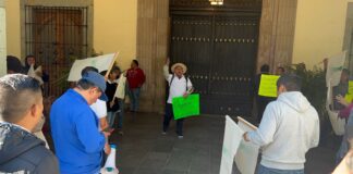 Protesta IEBO en palacio de Gobierno, exigen diálogo
