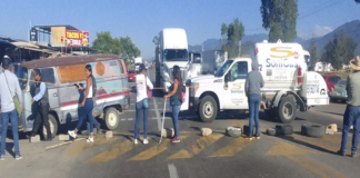 Con bloqueo, padres de familia exigen obras en escuela de Tlacolula