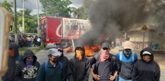Normalistas radicalizan acciones, exigen liberación de sus compañeros