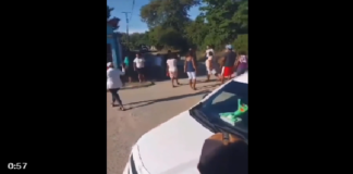 Pobladores inconformes apedrean casa de edil en Reforma de Pineda