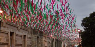 Por fiestas patrias, Secretaría de Administración embellece la capital oaxaqueña
